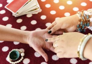 A antiga prática de ler mãos: Conheça alguns aplicativos pra isso!