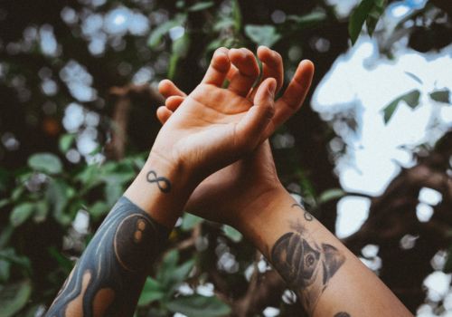 Tatuagens Virtuais: Os Top 3 Apps para Testar Antes de Tatuar