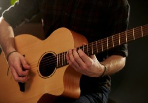 Aprender tocar violão: 3 aplicativos para te ajudar nessa jornada!