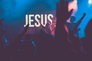 religious concert performed by a band on stage — Foto por Edward Cisneros na Unsplash