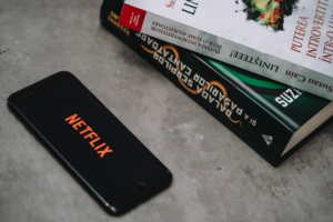 black and white box on gray marble table — Foto por Teslariu Mihai na Unsplash