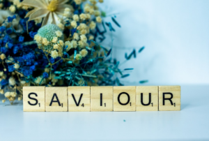 a scrabble type block that says sav flour next to a bouquet of — Foto por Alex Shute na Unsplash