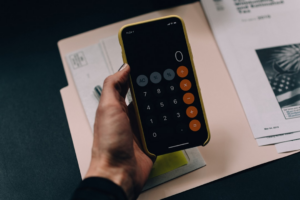 black Android smartphone — Foto por Kelly Sikkema na Unsplash