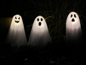 three ghost statues in the dark with their faces glowing — Foto por Jonny Gios na Unsplash