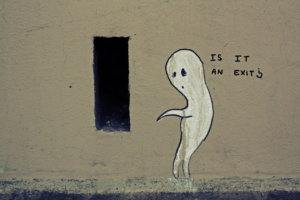 a drawing of a ghost is painted on the side of a building — Foto por Bertrand Colombo na Unsplash