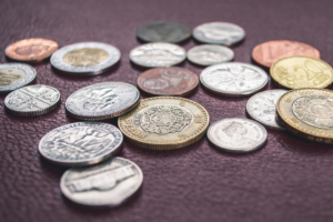 round gold-colored and silver-colored coin lot — Foto por Steve A Johnson na Unsplash