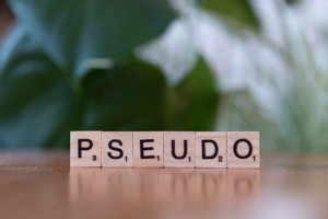 A scrabble block spelling the word ps seudo on a table — Foto por Markus Winkler na Unsplash