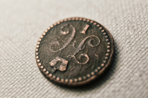 silver round coin on white textile — Foto por Олег Мороз na Unsplash