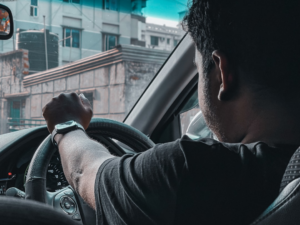 man in black shirt driving car during daytime — Foto por Nafis Al Sadnan na Unsplash