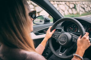 woman driving car — Foto por Andraz Lazic na Unsplash