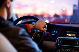 man driving a car wearing wrist watch — Foto por why kei na Unsplash