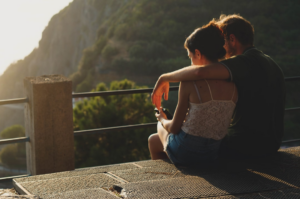 man and woman sitting on concrete surface — Foto por Eugeniya Belova na Unsplash